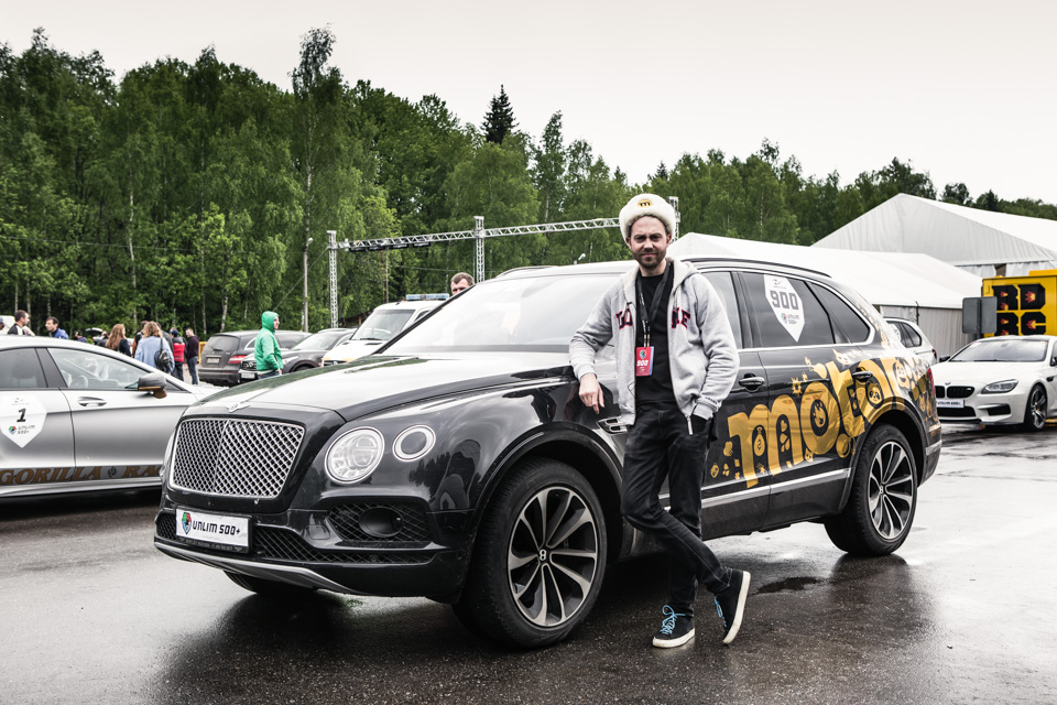 Это самый быстрый внедорожник Земли, Bentley Bentayga. У него под капотом модернизированный двигатель W12 объемом шесть литров и мощностью 608 лошадей. Масса машины — 2,4 тонны, а разгон до сотни — 4,1 секунды. Максимальная скорость — 301 км/ч, а стартовая цена — больше 16 миллионов рублей. Он мощнее, быстрее и дороже, чем любой внедорожник планеты.